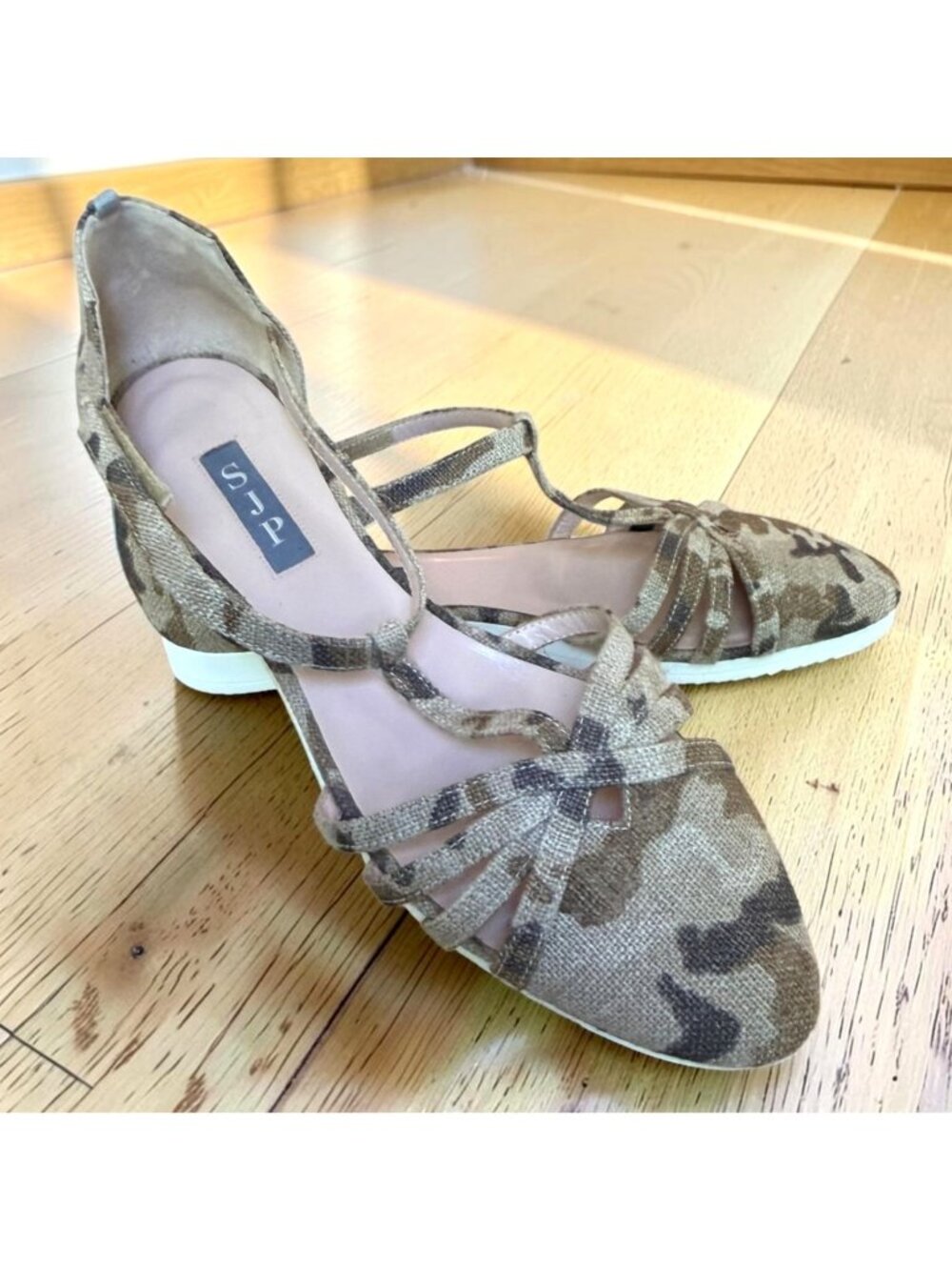 SJP Sarah Jessica Parker Meteor Camo Sneakers Womens 38.5 T-Strap Sandal Shoes 8